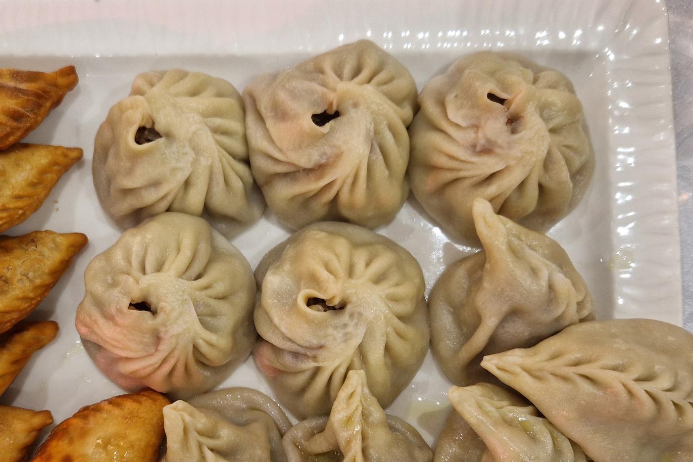 В правильных бурятских буззах должно быть 33 защипа на тесте и отверстие сверху. 