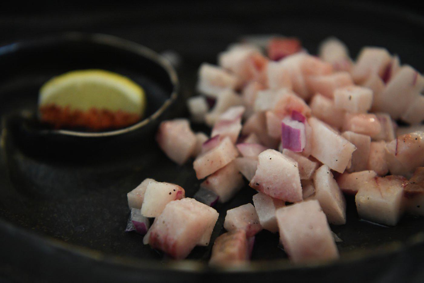 Якутский салат "Индигирка" из мороженного чира выглядит вот так.