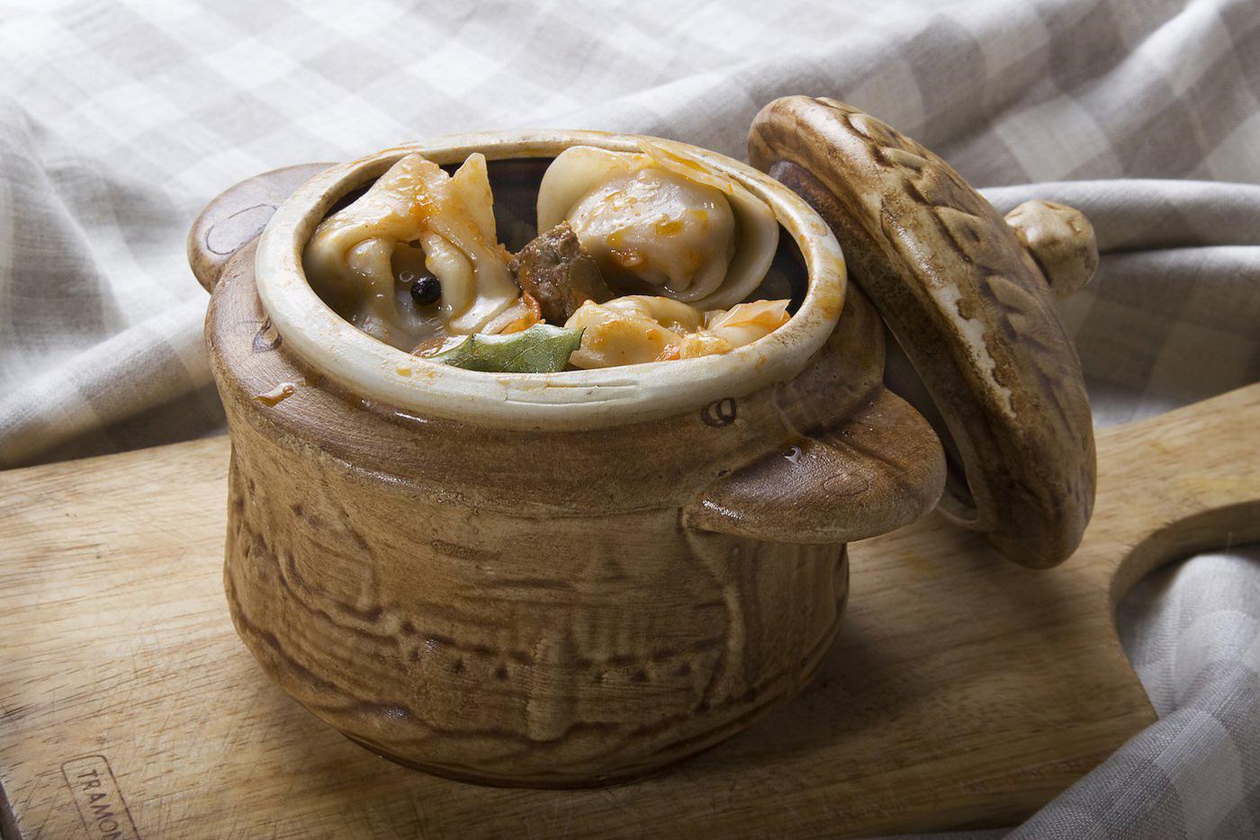 Пельмени "Амур" отличаются тем, что их запекают в горшочке, покрытом тестом.