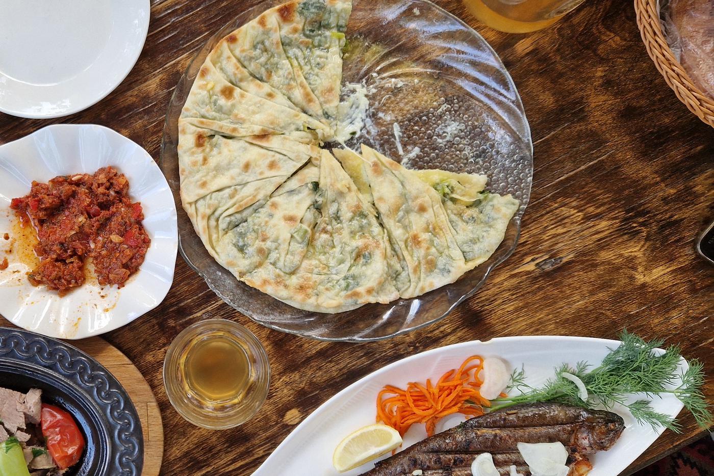 Тонкие лепёшки из теста с самой разнообразной начинкой – визитная карточка кавказской кухни.