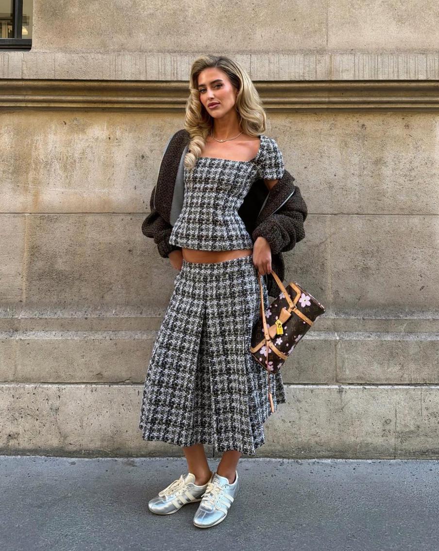 Носите изящные кеды, но ярких расцветок и дизайна.