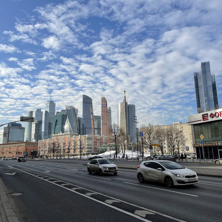 В Москве снова аномальное тепло: воздух прогреется до +14 градусов. Столичный регион продолжает радовать жителей тёплой погодой, опережая климатическую норму на 7–8 градусов. Осадков в среду не ожидается, а ветер будет слабым