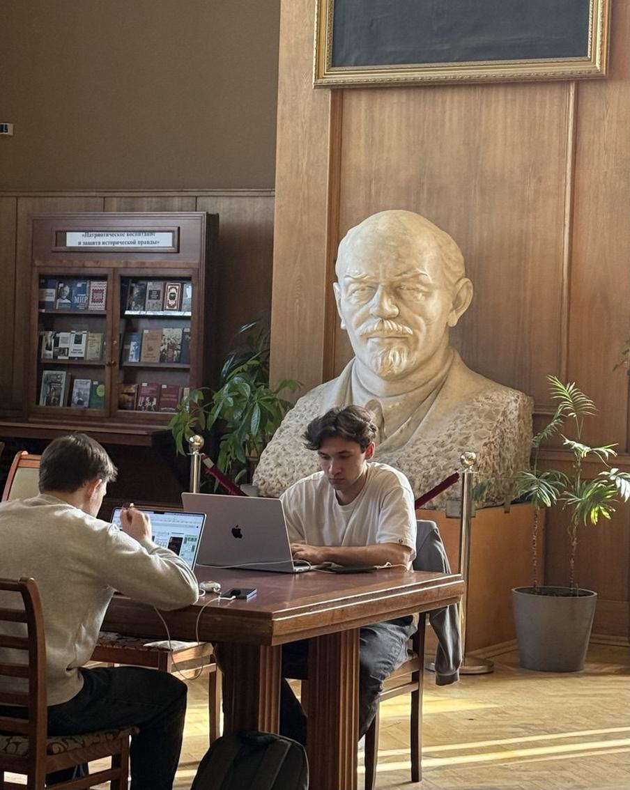 За крашами пристально следят не только девчонки, но и вождь.