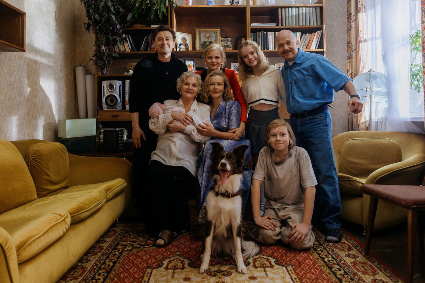 Верхний ряд, слева направо: отец (Сергей Безруков), взрослая сестра (Александра Бортич), девочка Оля, отчим (Евгений Стычкин),  средний ряд: мать в возрасте (Ольга Науменко), мать молодая (Юлия Пересильд), нижний ряд: собака Лида (Шани) и Игорь (Данила Харенко)