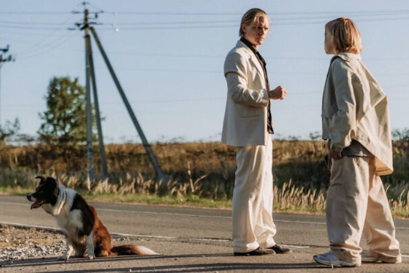 40-летний Игорь-коуч (Евгений Ткачук) и 13-летний Игорь (Данила Харенко) разрабатывают план, как добраться до Байконура