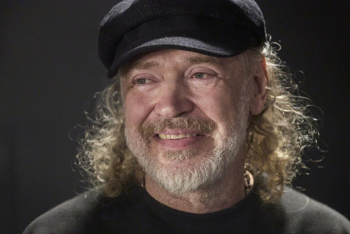 Лидер группы "Монгол Шуудан" Валерий Скородед в числе первых посмотрел фильм 25 лет назад, где звучит не только его музыка, но и "коллег по цеху" – групп "Манго-Манго", "Бахыт-Компот", "Тайм-Аут" и многих других.