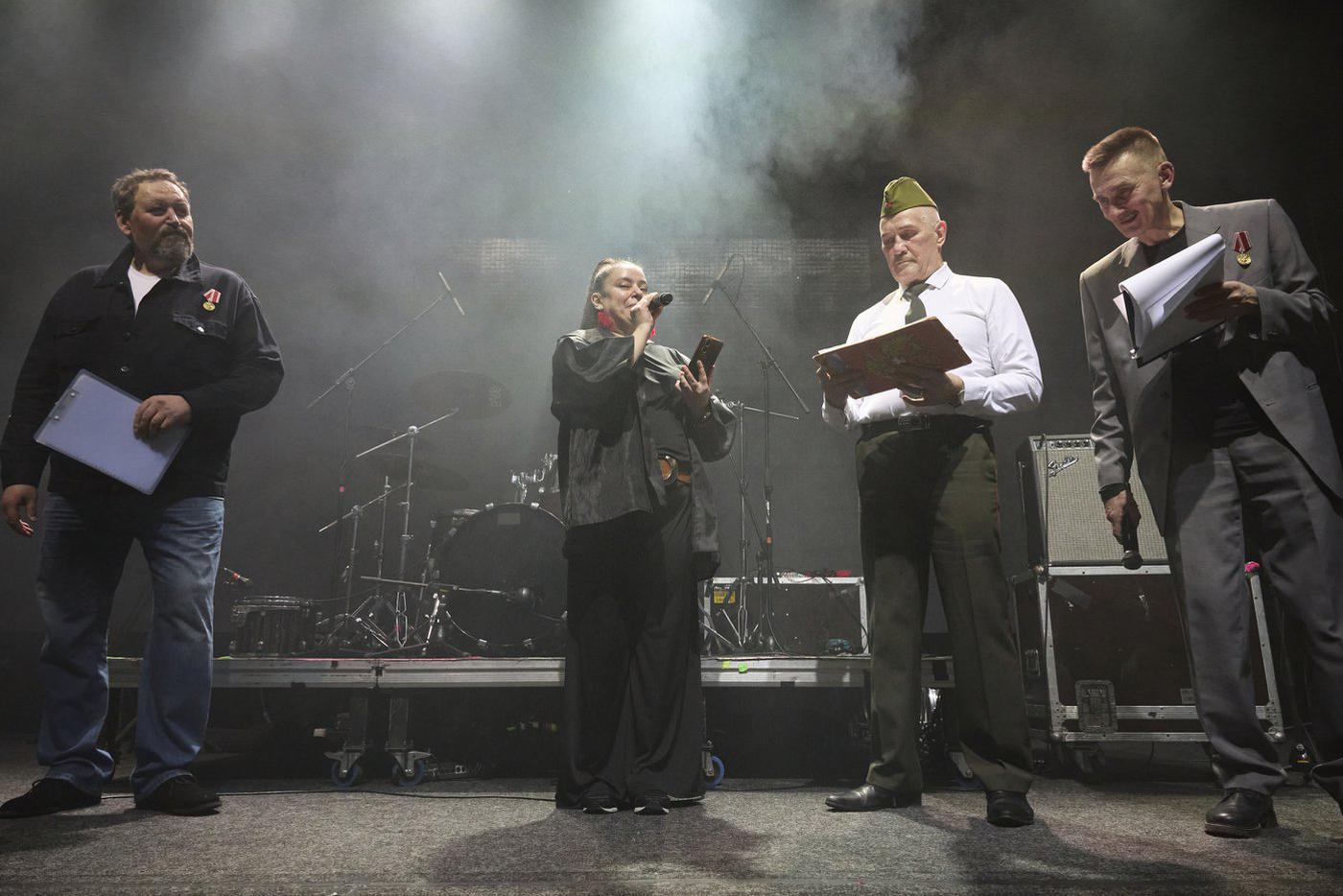 На встрече со зрителями в Москве актёров "ДМБ" наградили за вклад в российскую культуру представители одной из общественных организаций.