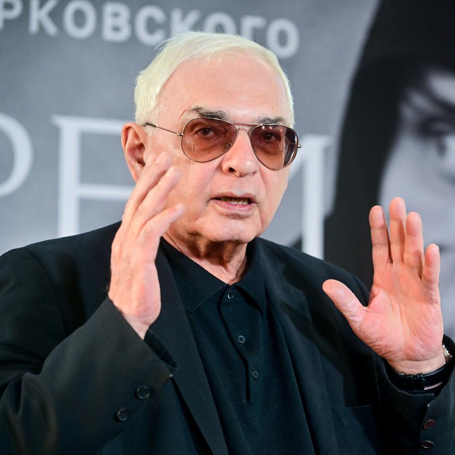 Карен Шахназаров поставил вопрос о стоимости аренды земли для учреждений культуры. На заседании Совета по культуре генеральный директор Киноконцерна "Мосфильм" Карен Шахназаров рассказал Президенту России Владимиру Путину о том, что учреждениям культуры аренда земельных участков обходится дороже, чем газопроводам, в шесть раз