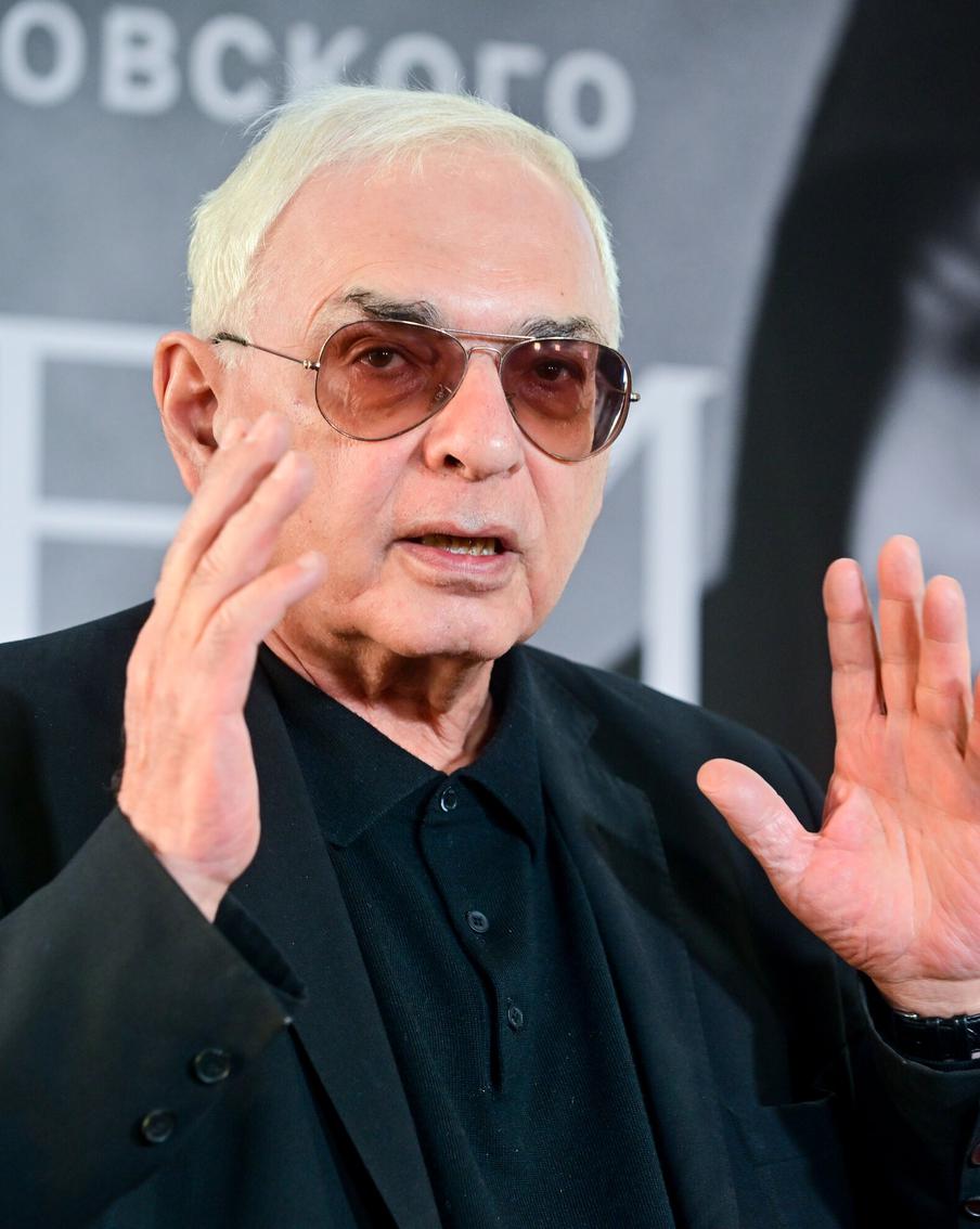 Карен Шахназаров поставил вопрос о стоимости аренды земли для учреждений культуры. На заседании Совета по культуре генеральный директор Киноконцерна "Мосфильм" Карен Шахназаров рассказал Президенту России Владимиру Путину о том, что учреждениям культуры аренда земельных участков обходится дороже, чем газопроводам, в шесть раз