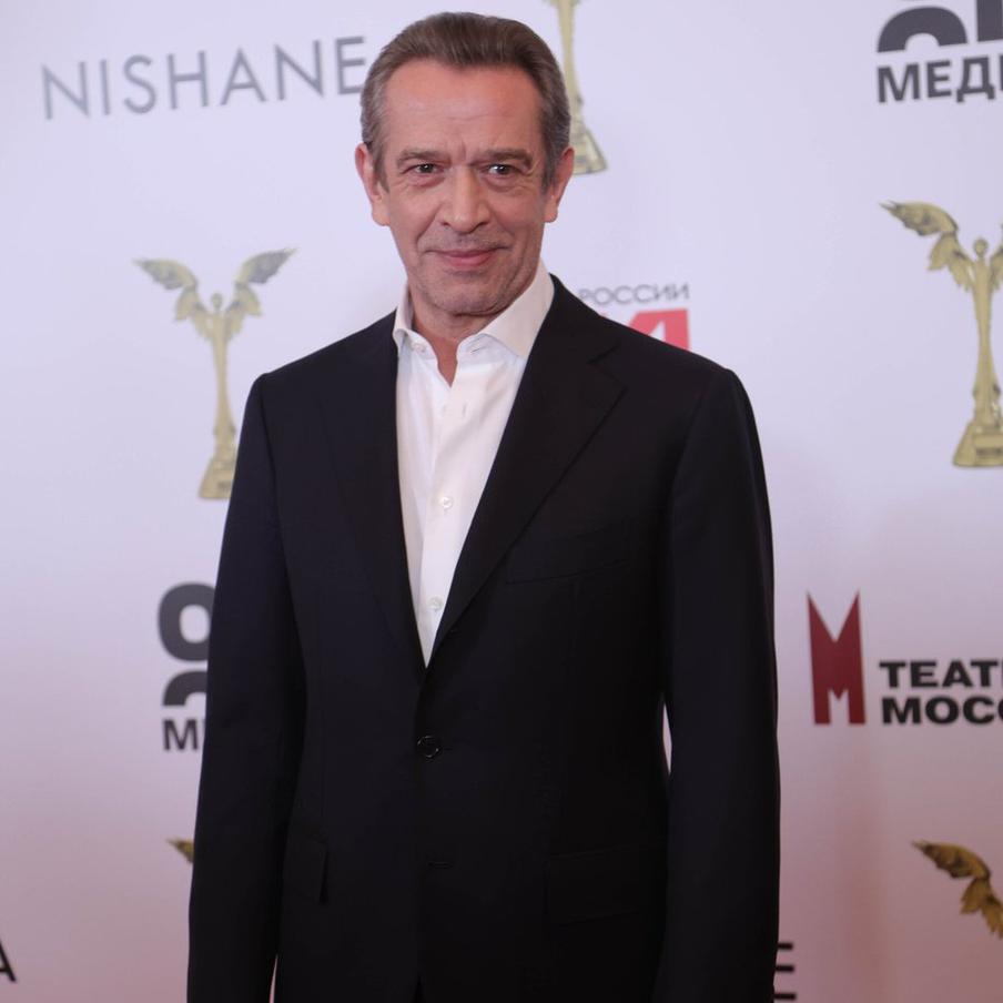 Владимир Машков предложил ставить спектакли без согласия правообладателей, но денег их не лишать. На прошедшем в Кремле заседании Совета по культуре народный артист и председатель Союза театральных деятелей России Владимир Машков обратил внимание Президента на возникающие сложности с наследниками авторских прав