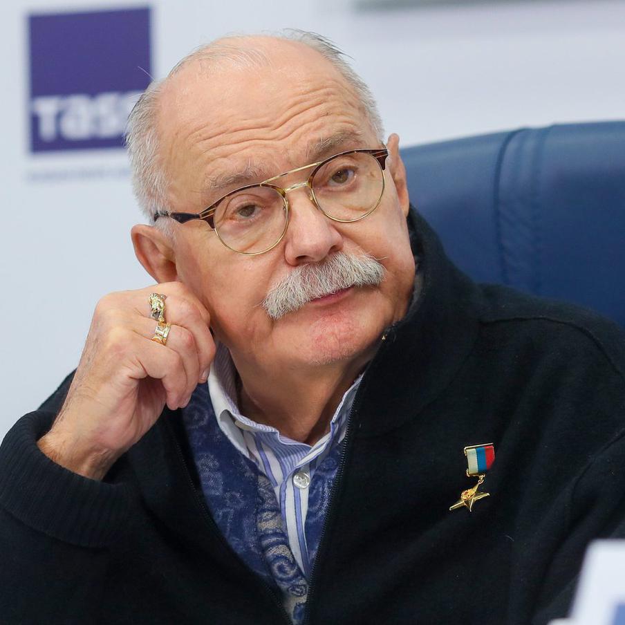 Никита Михалков пожаловался Владимиру Путину на работу Фонда кино и Татьяну Голикову. На прошедшем в Кремле заседании Совета по культуре кинорежиссёр и продюсер Никита Михалков рассказал о слишком долгом сроке рассмотрения заявок на госфинансирование отечественных фильмов