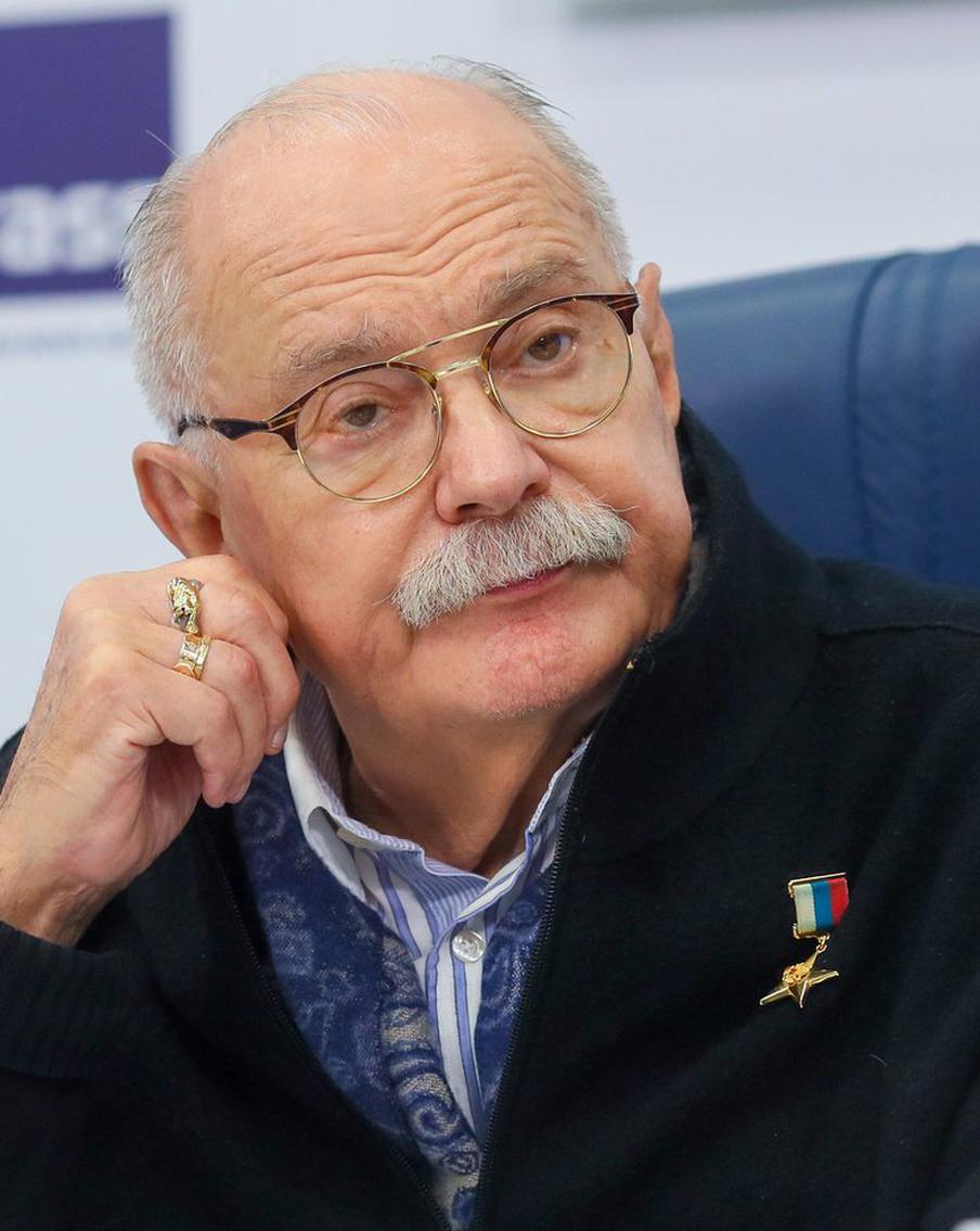 Никита Михалков пожаловался Владимиру Путину на работу Фонда кино и Татьяну Голикову. На прошедшем в Кремле заседании Совета по культуре кинорежиссёр и продюсер Никита Михалков рассказал о слишком долгом сроке рассмотрения заявок на госфинансирование отечественных фильмов