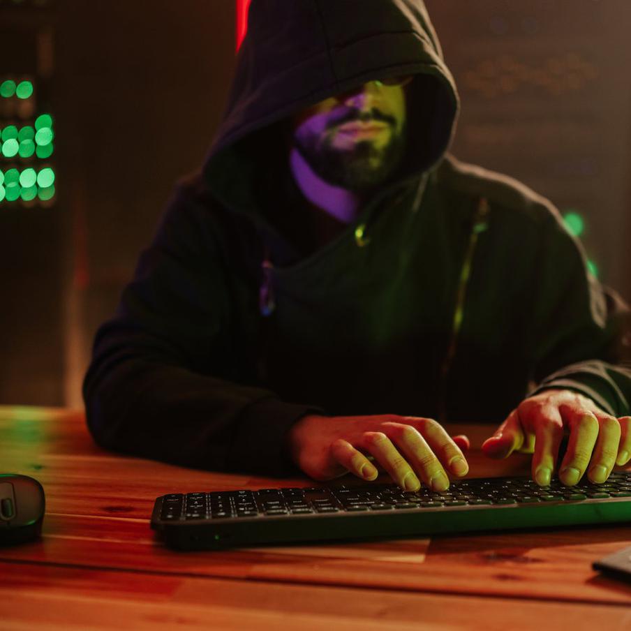 Мошенники запустили бот-фермы с искусственным интеллектом для атак на банки. Злоумышленники создают целые стеллажи с телефонами, где тысячи сим-карт круглосуточно тестируют банковские приложения. Искусственный интеллект ищет ошибки в логике работы программ, чтобы затем использовать их для хищения средств