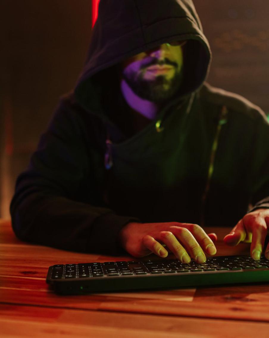 Мошенники запустили бот-фермы с искусственным интеллектом для атак на банки. Злоумышленники создают целые стеллажи с телефонами, где тысячи сим-карт круглосуточно тестируют банковские приложения. Искусственный интеллект ищет ошибки в логике работы программ, чтобы затем использовать их для хищения средств