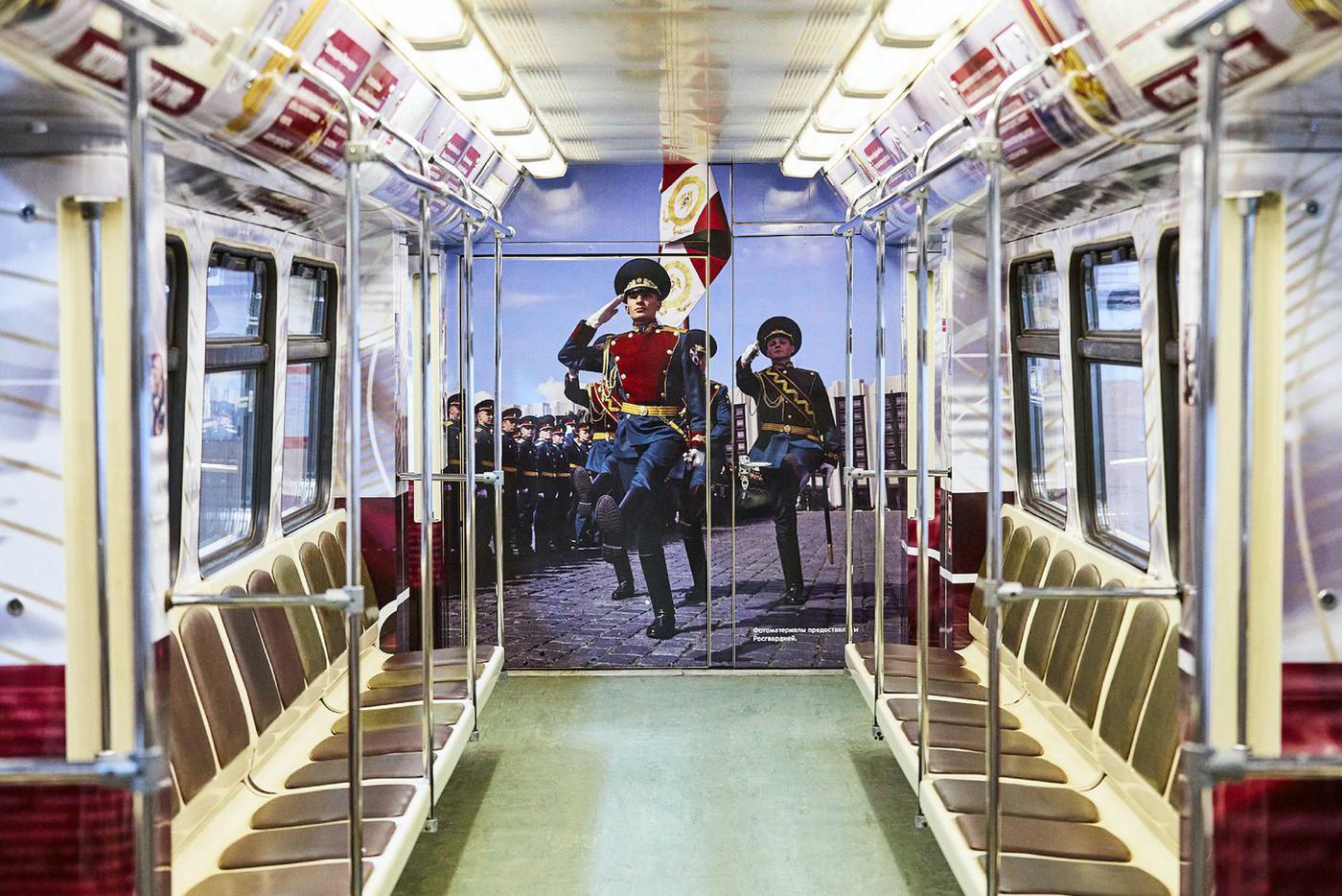 О тех, кто на страже: В метро запустили тематический поезд к 10-летию Росгвардии