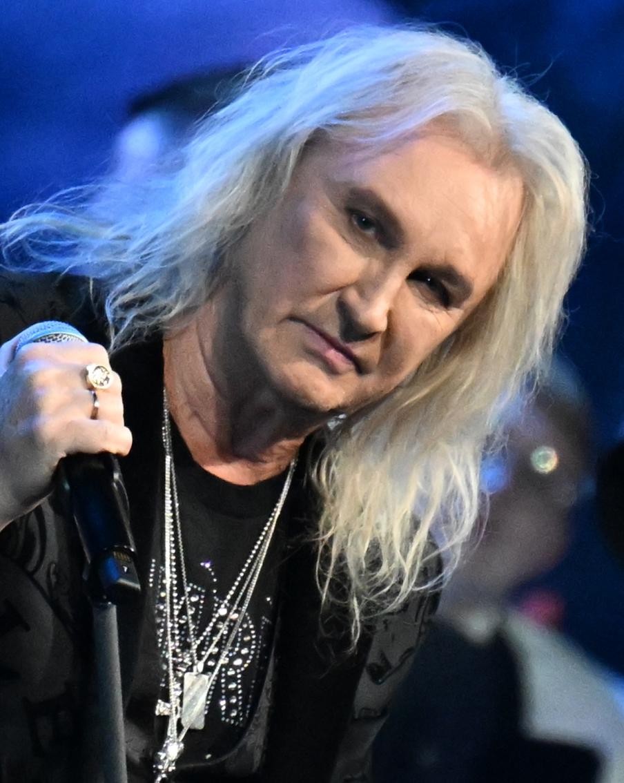 "Меня ботокс не берёт": 65-летний Александр Иванов из "Рондо" раскрыл секрет своей молодости