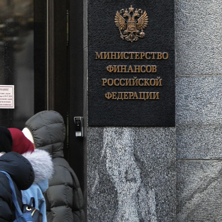 Минфин не станет расширять НДС на банковские услуги в ближайшее время. Министерство финансов Российской Федерации продолжает анализировать уже принятые изменения и пока не видит необходимости вводить новые налоговые меры для банковского сектора, окончательные выводы могут появиться осенью