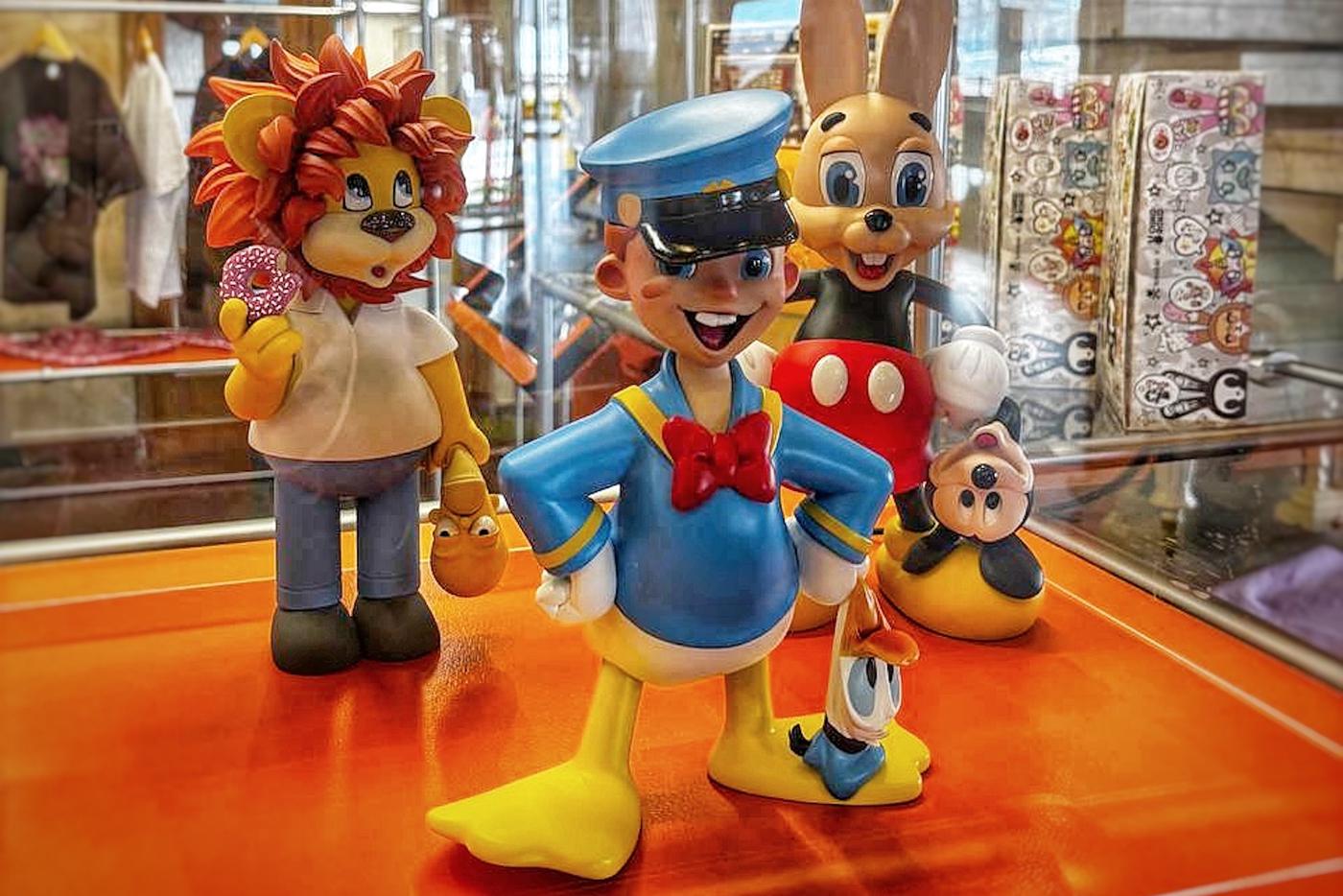 Заяц из "Ну, погоди!" влез в шкуру Микки Мауса, а Смешарики стали трансформером