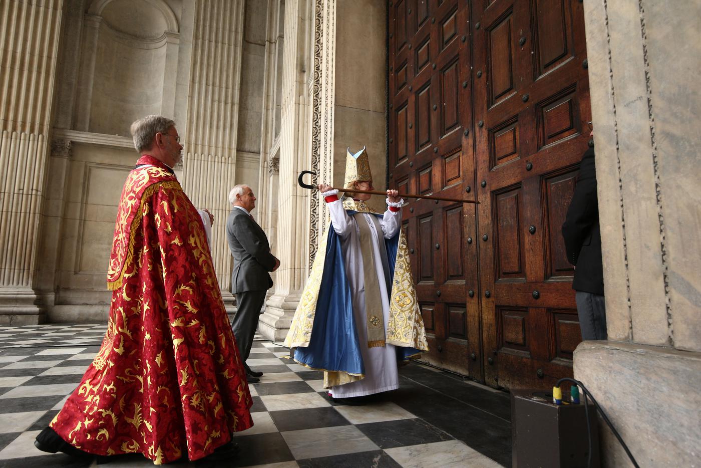 Сара Маллалли стучит в дверь посохом во время церемонии возведения её в сан 133-го епископа Лондонского в соборе Святого Павла в Лондоне 12 мая 2018 года.