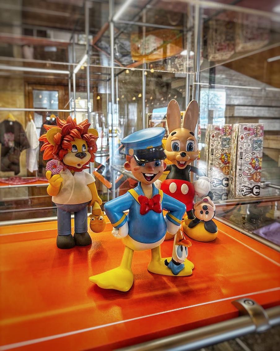 Заяц из "Ну, погоди!" влез в шкуру Микки Мауса, а Смешарики стали трансформером