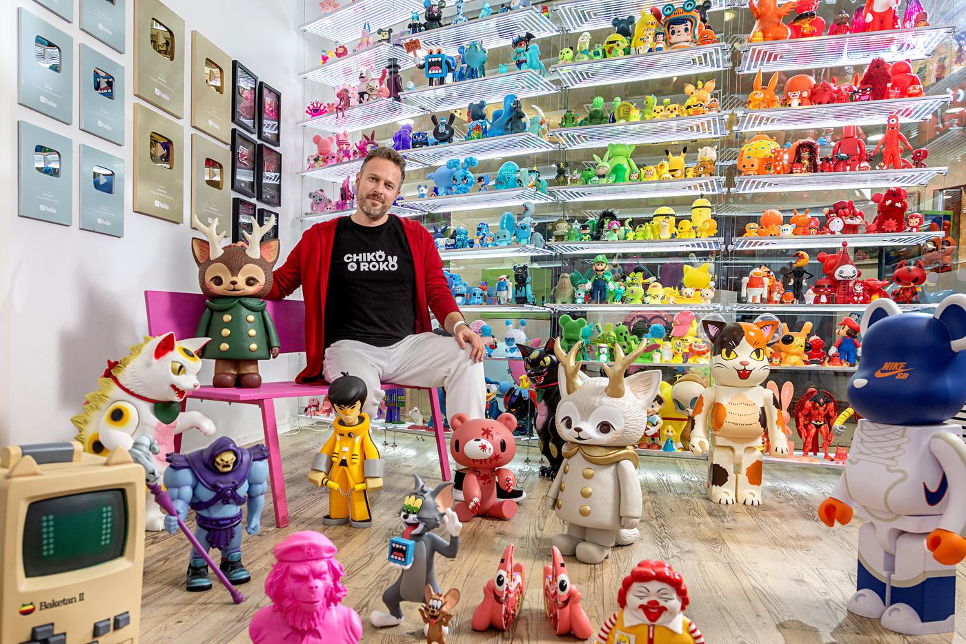 Илья Попов – генеральный продюсер анимационного проекта "Смешарики" и основатель выставочного проекта дизайнерской игрушки Super Toys.