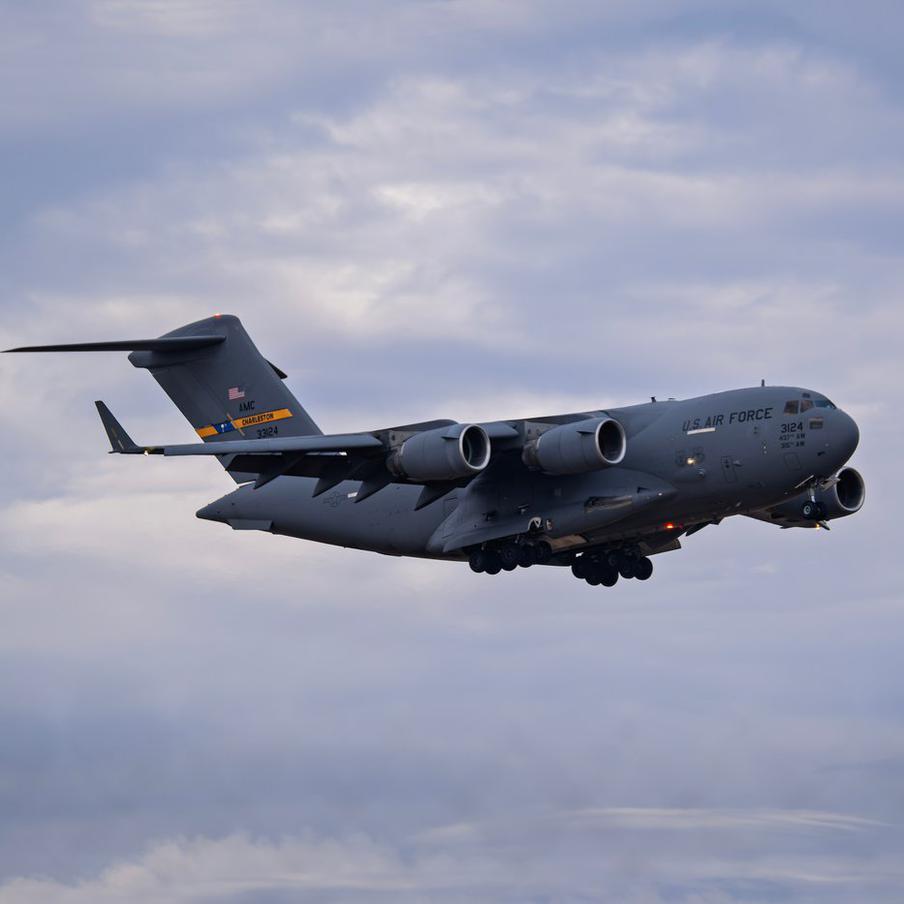 Военный самолёт США отработал сброс груза над ОАЭ перед вторжением в Иран. Американский транспортник C-17A Globemaster III совершил подозрительные манёвры над Абу-Даби, двигаясь по остроугольной траектории, характерной для сброса груза. Эксперты связывают активность с подготовкой к наземной операции против Исламской Республики