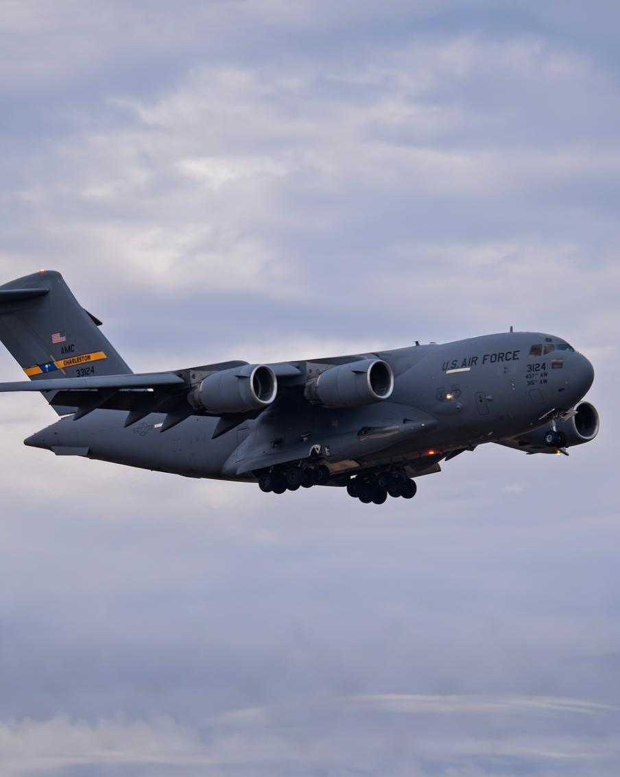 РИА "Новости": самолёт ВВС США могли сбросить груз над ОАЭ перед вторжением в Иран