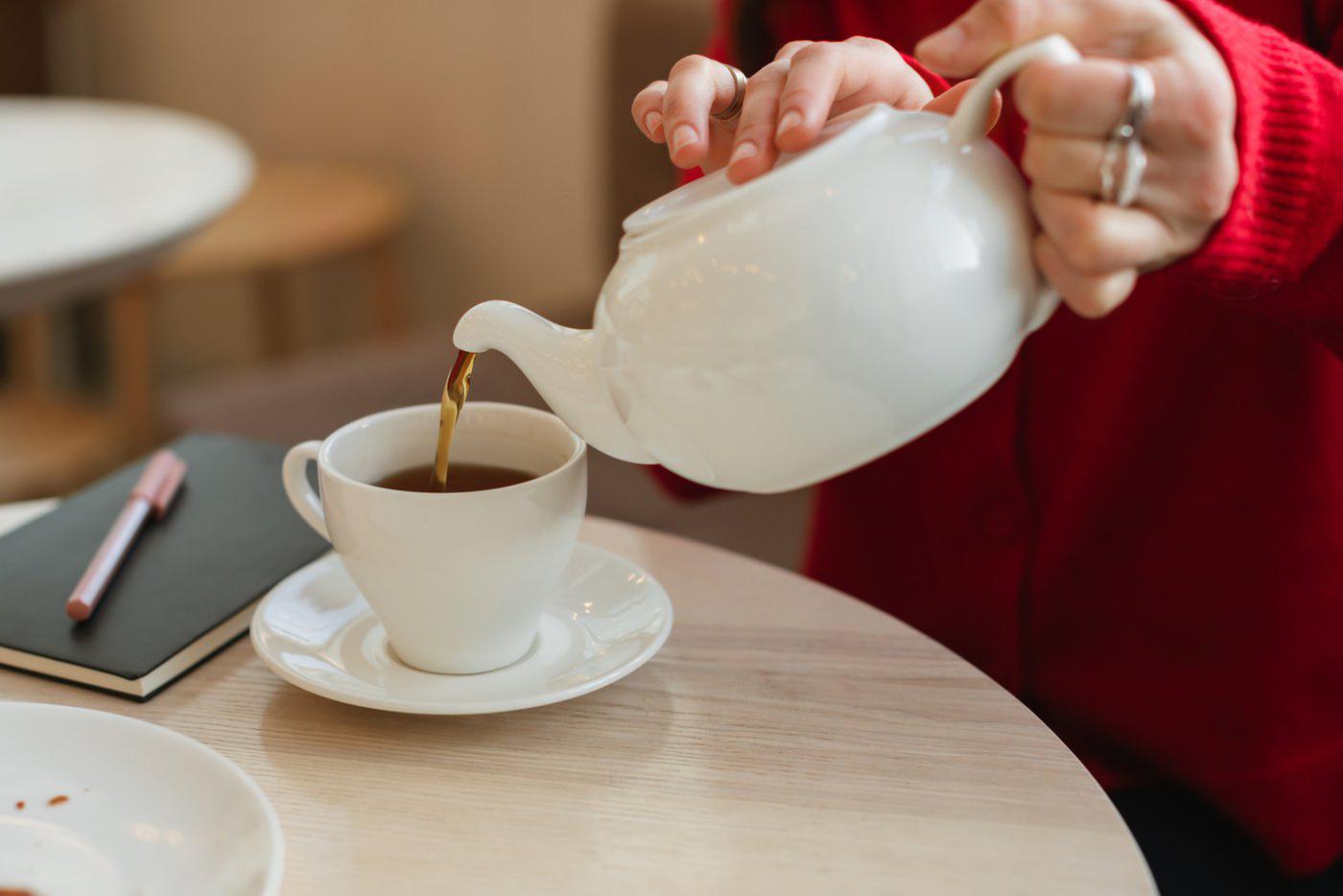 Юрист предупредил: за чай на рабочем месте могут уволить