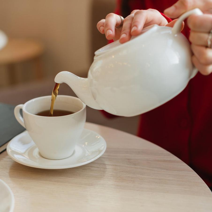 Юрист предупредил: за чай на рабочем месте могут уволить. Трудовой кодекс не запрещает перекусы за столом, но работодатель вправе установить собственные правила. Нарушение локальных актов грозит замечанием, выговором и даже увольнением при систематических проступках