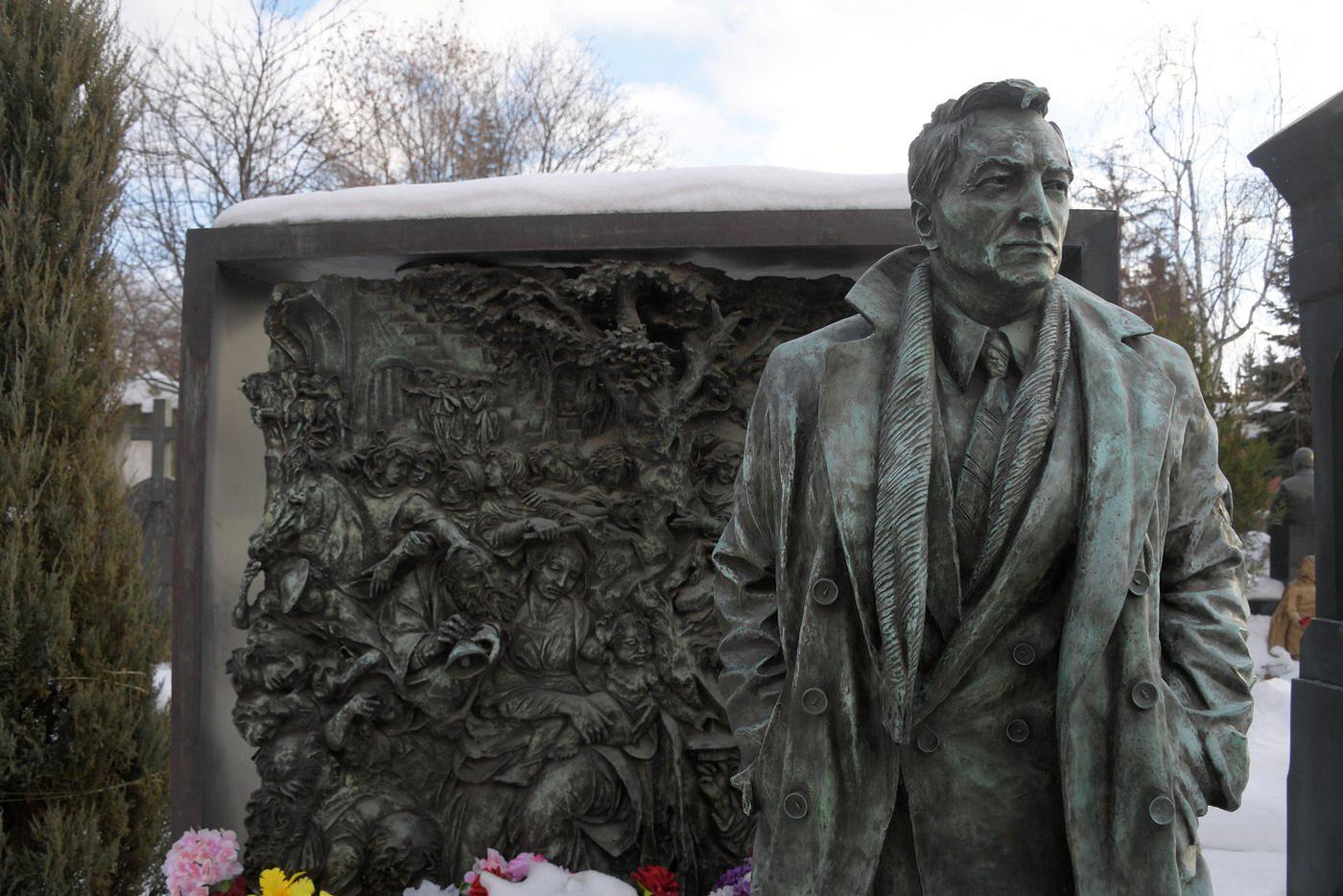 Памятник Актёру Вячеславу Тихонову на Новодевичьем кладбище