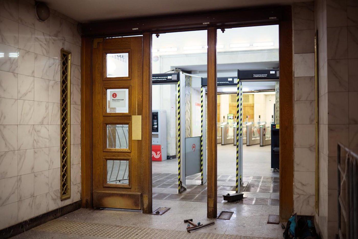 Есть такая примета: в столичном метро снимают вторые двери – это к теплу!