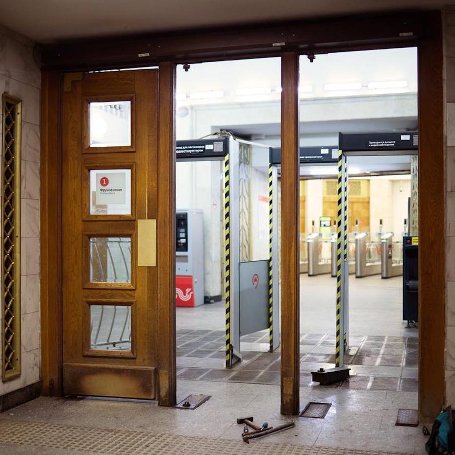 Есть такая примета: в столичном метро снимают вторые двери – это к теплу!. Столичный метрополитен начал готовиться к летнему сезону: до мая планируется демонтировать более 6 тыс. дверей. Это позволит сделать температуру на станциях более комфортной, а воздухообмен – эффективнее