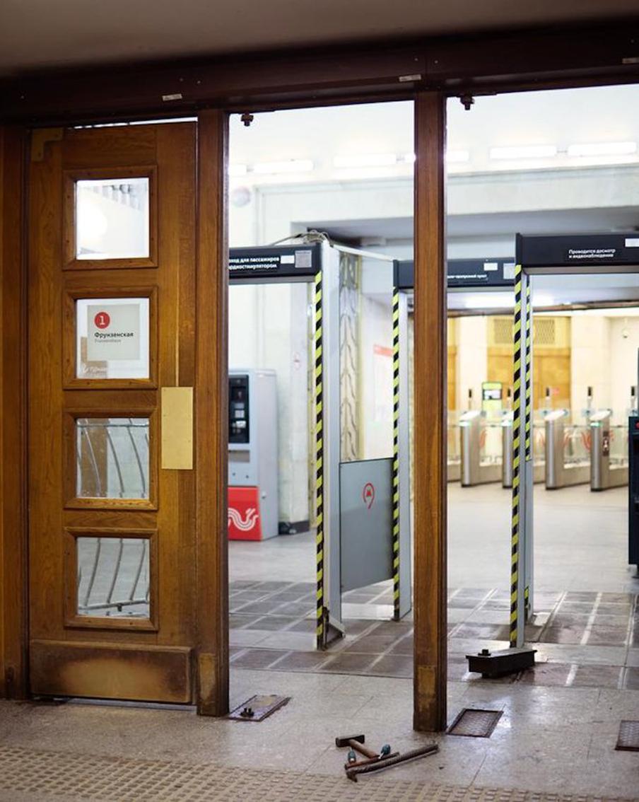 Есть такая примета: в столичном метро снимают вторые двери – это к теплу!