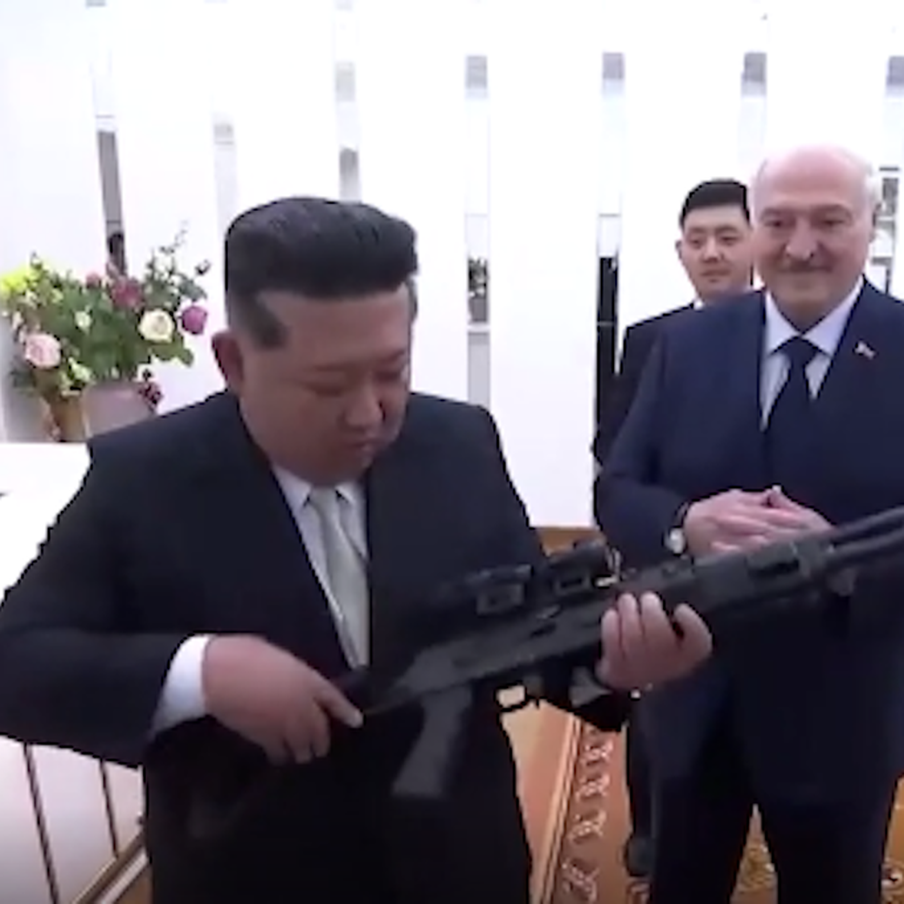 Александр Лукашенко подарил Ким Чен Ыну белорусский автомат. Презент белорусский лидер вручил северокорейскому коллеге в рамках своего официального визита в КНДР