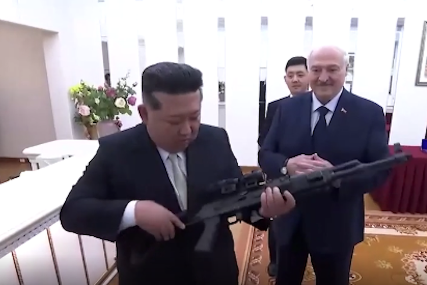 Чем ответил Ким Чен Ын на подаренный Александром Лукашенко автомат