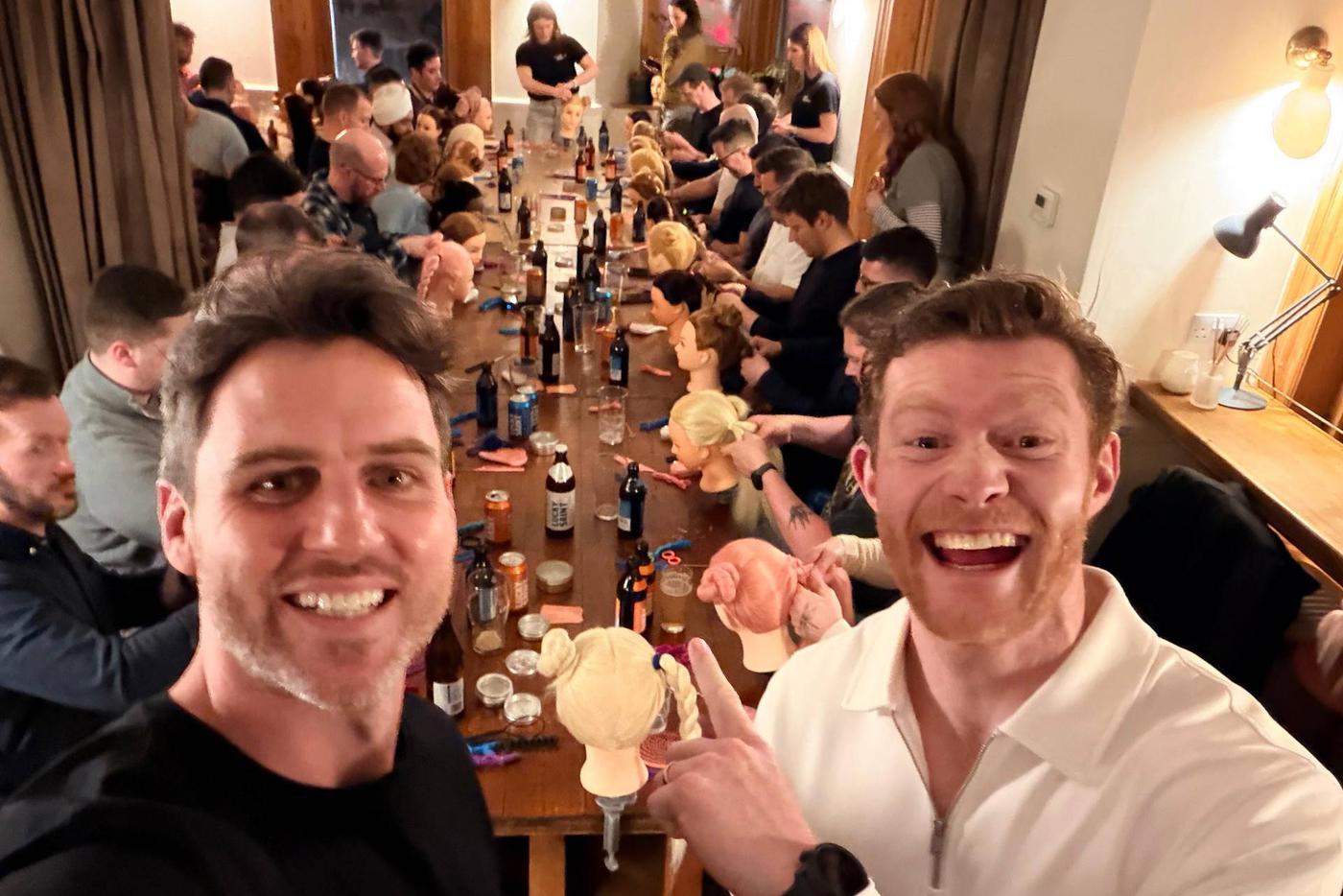 Лондонские папаши собираются в пабах, чтобы научиться делать причёски своим дочкам