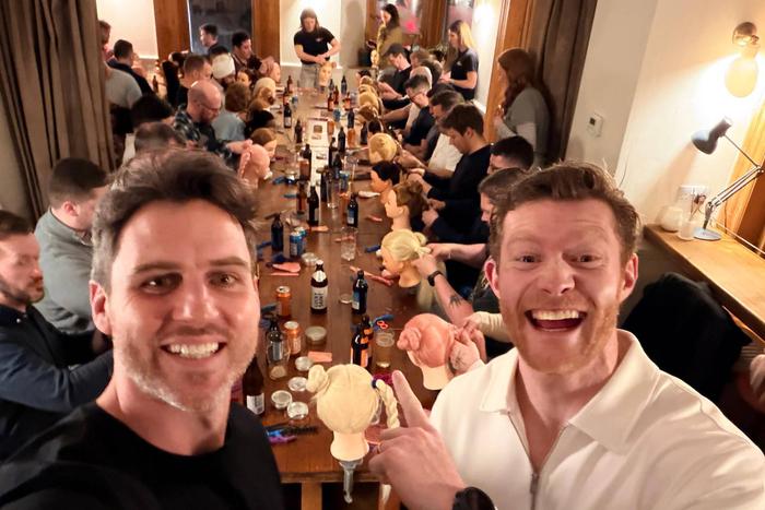 Лондонские папаши собираются в пабах, чтобы научиться делать причёски своим дочкам