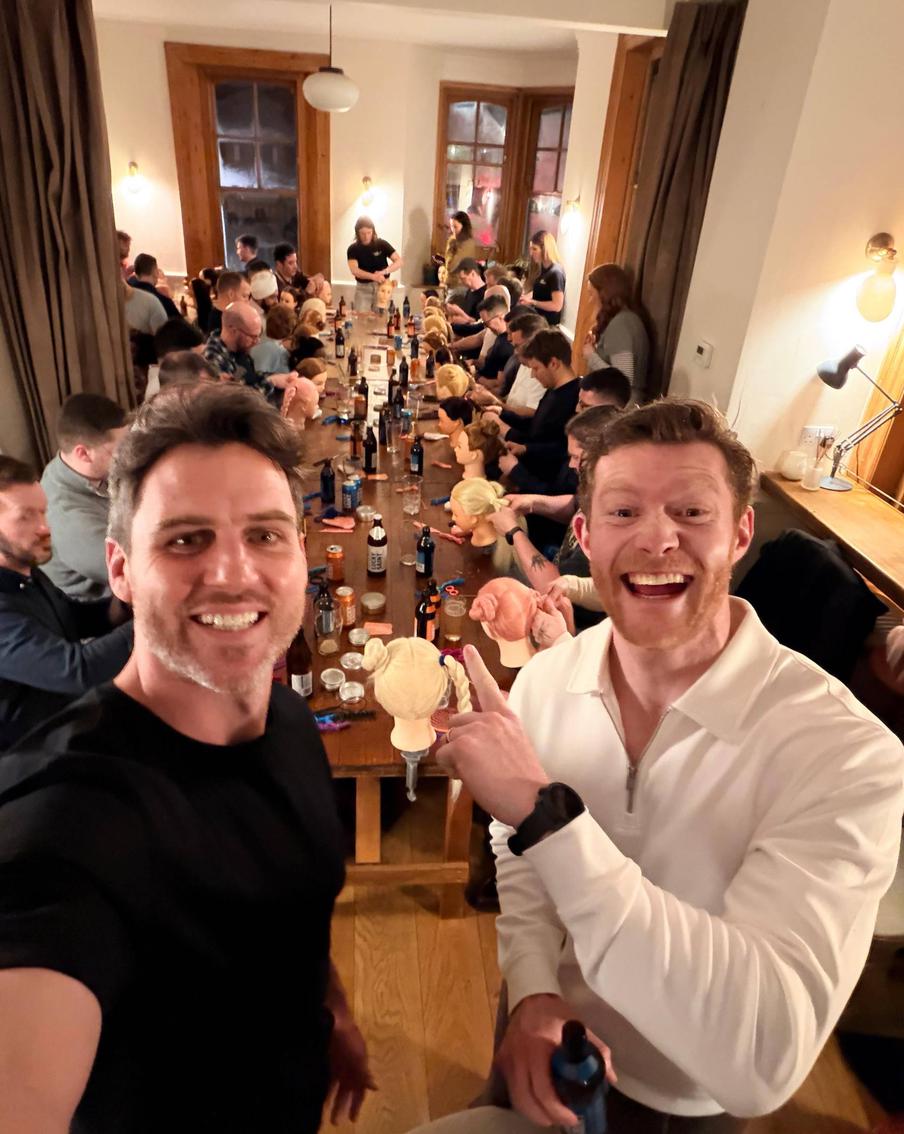 Лондонские папаши собираются в пабах, чтобы научиться делать причёски своим дочкам