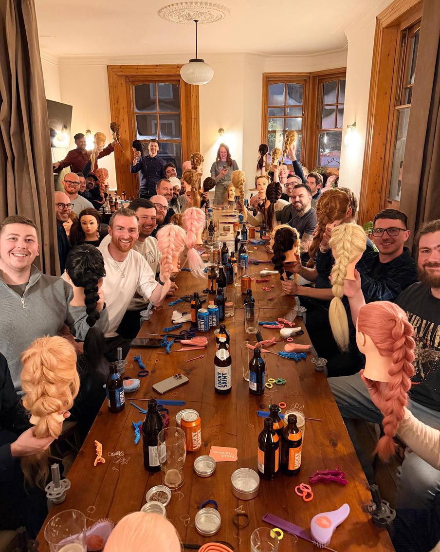 Начинающие парикмахеры довольны результатом своей работы.