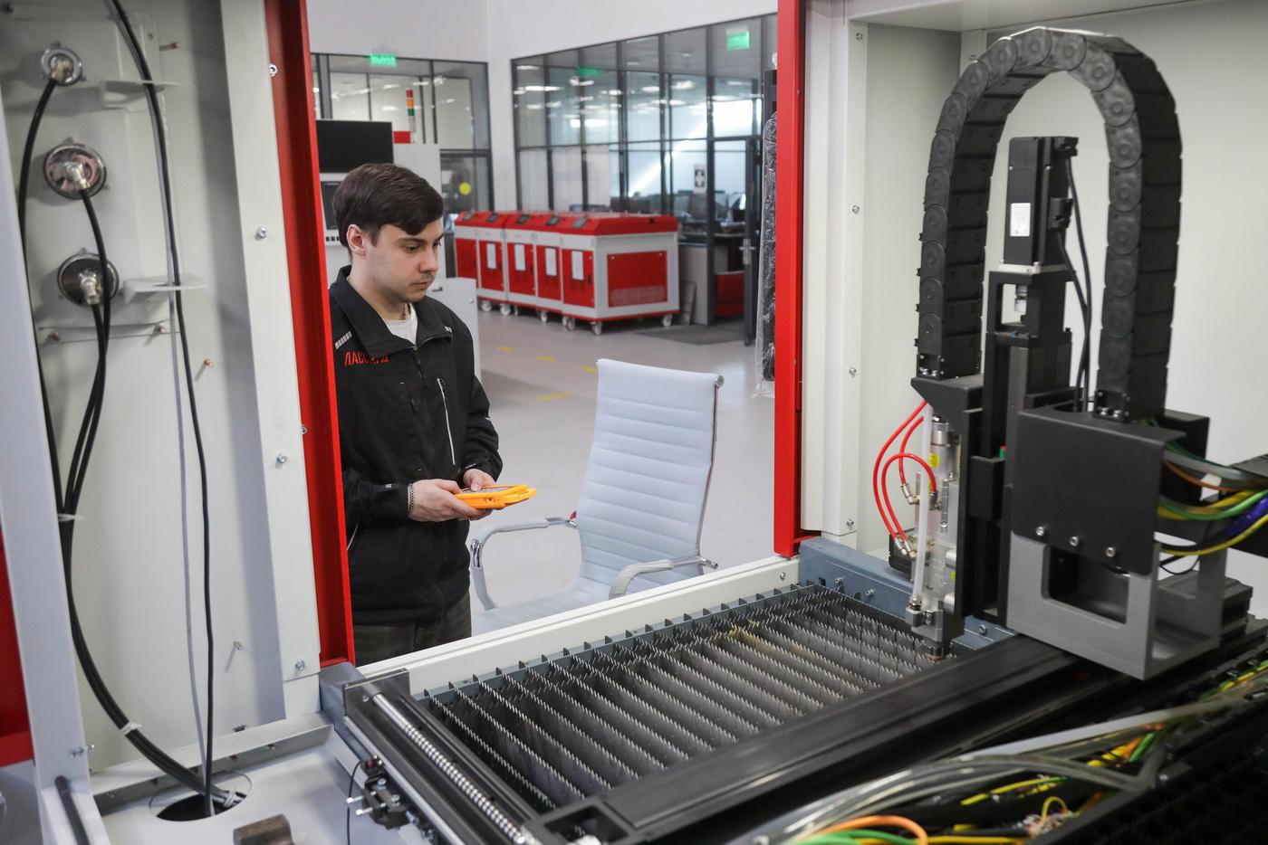 За пять секунд лазер вырезал табличку из металла, будто это была бумага.