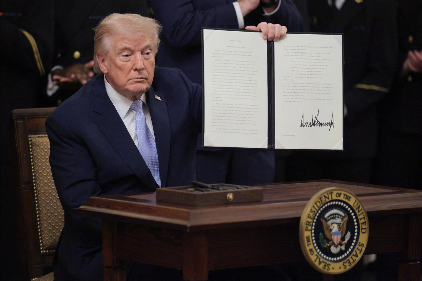 Подпись Трампа появится на долларах США в честь 250-летия страны