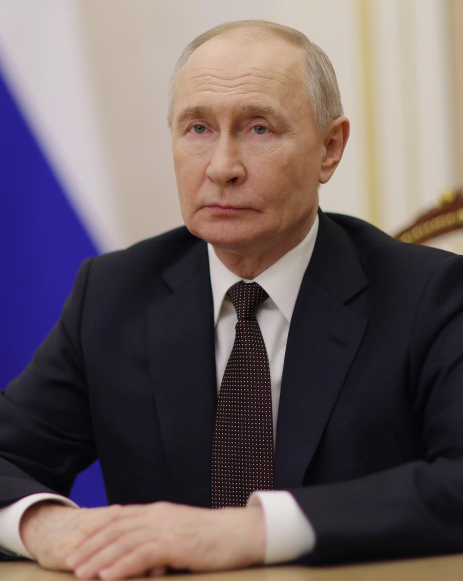 Путин поздравил бойцов Росгвардии с профессиональным праздником. Также глава государства отдельно отметил неоценимый вклад ветеранов ОМОН, СОБР, других подразделений МВД и ветеранов внутренних войск, которые десять лет назад стали прочной основой силового ведомства