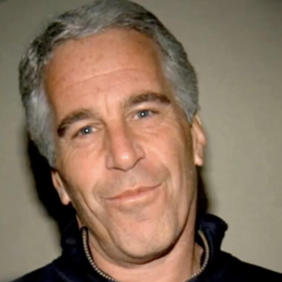 Жертвы Джеффри Эпштейна подали судебный иск против Минюста США и Google. Пострадавшие от действий финансиста обвиняют американские власти в том, что те при публикации секретных файлов пренебрегли их приватностью. Истцы также требуют от поисковика удалить информацию из выдачи