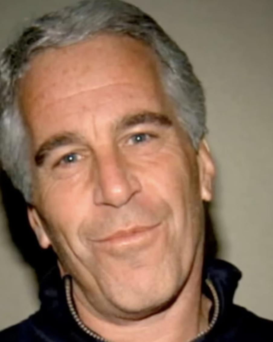 Жертвы Джеффри Эпштейна подали судебный иск против Минюста США и Google. Пострадавшие от действий финансиста обвиняют американские власти в том, что те при публикации секретных файлов пренебрегли их приватностью. Истцы также требуют от поисковика удалить информацию из выдачи