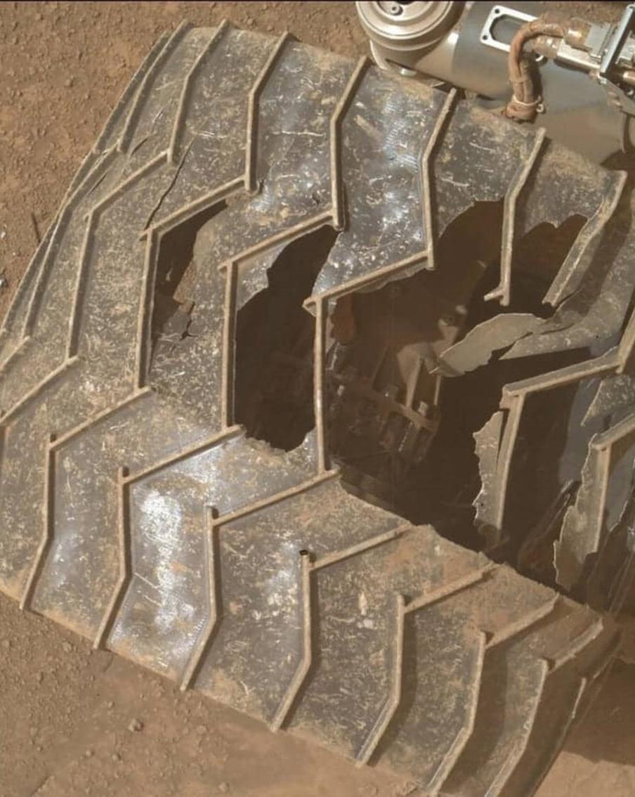 В колесе марсохода Curiosity появилась новая крупная пробоина. При этом аппарат продолжает своё движение по Красной планете спустя 13 лет после высадки, блуждая в поисках признаков простейших форм жизни