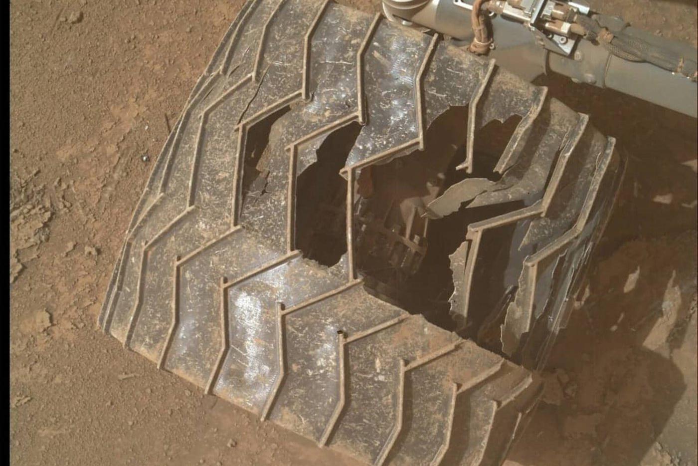 Новая проблема с колесом марсохода Curiosity угрожает его тринадцатилетней миссии