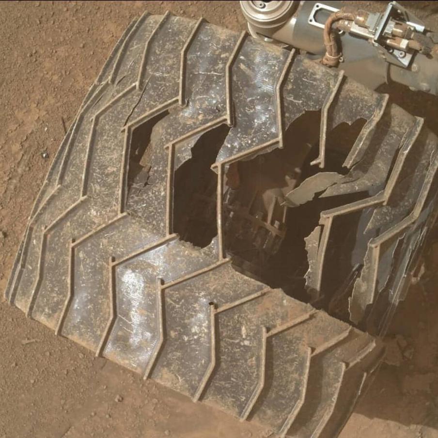 В колесе марсохода Curiosity появилась новая крупная пробоина. При этом аппарат продолжает своё движение по Красной планете спустя 13 лет после высадки, блуждая в поисках признаков простейших форм жизни