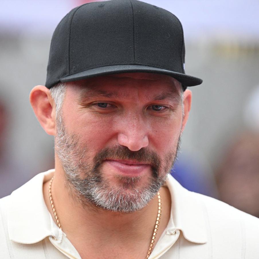 Овечкин оформил 34-й хет-трик в НХЛ и принёс "Вашингтону" победу над "Ютой". Российский капитан "Кэпиталз" забросил три шайбы в матче с "Ютой", став первой звездой встречи. Вместе с ним дублем отметился Иван Мирошниченко — итоговый счёт 7:4