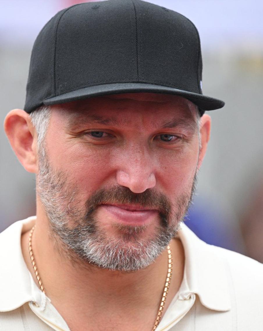 Овечкин оформил 34-й хет-трик в НХЛ и принёс "Вашингтону" победу над "Ютой". Российский капитан "Кэпиталз" забросил три шайбы в матче с "Ютой", став первой звездой встречи. Вместе с ним дублем отметился Иван Мирошниченко — итоговый счёт 7:4