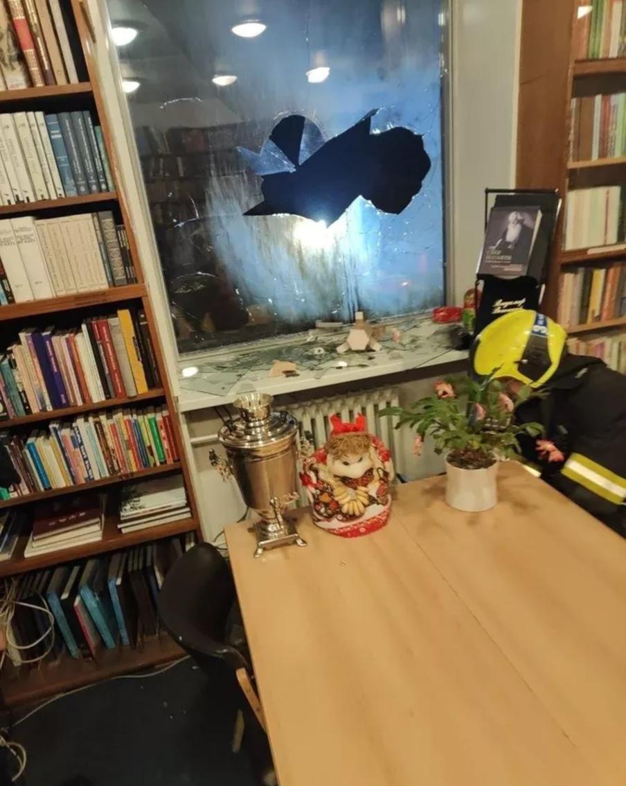 Русский дом в Праге забросали коктейлями Молотова. Злоумышленники целились в окна библиотеки, три из шести бутылок с зажигательной смесью не взорвались